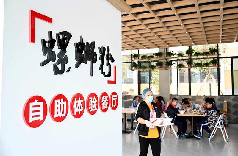 4月29日，在广西柳州螺蛳粉产业园，参加研学团的学生在一家螺蛳粉企业里品尝螺蛳粉。新华社发（黎寒池 摄）.jpg