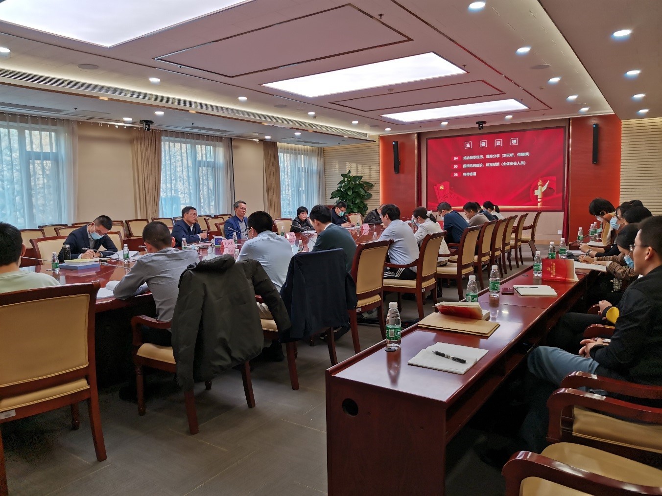 谈球吧入口青年理论学习小组开展党的十九届六中全会精神专题学习研讨.jpg