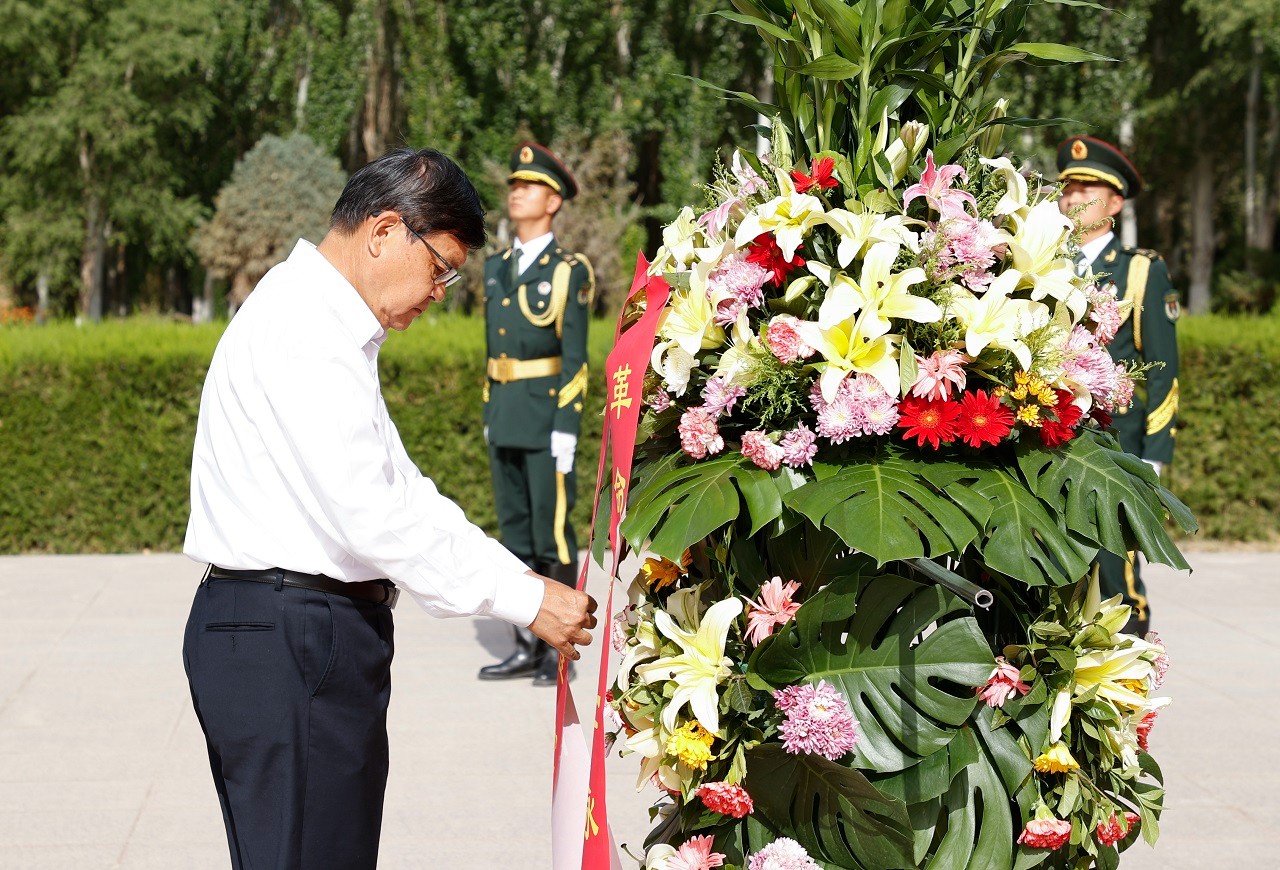 图为我院党组书记、院长李晓红整理花篮缎带.jpg