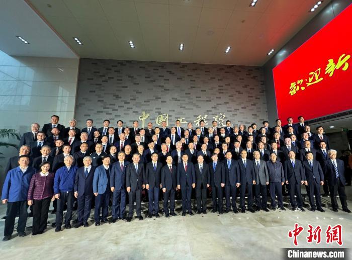 我院举行2023年当选院士学习教育暨颁证仪式，另外加两张照片