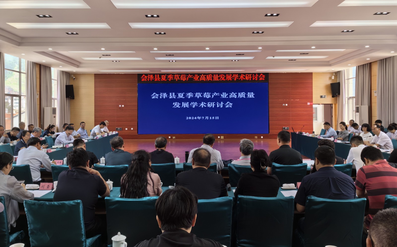 谈球吧入口调研组赴会泽县调研定点帮扶工作
