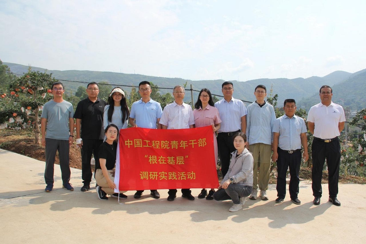 谈球吧入口机关青年干部“根在基层”调研团走进会泽